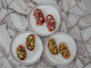 Dolgular çeşitli lezzetli bruschetta.