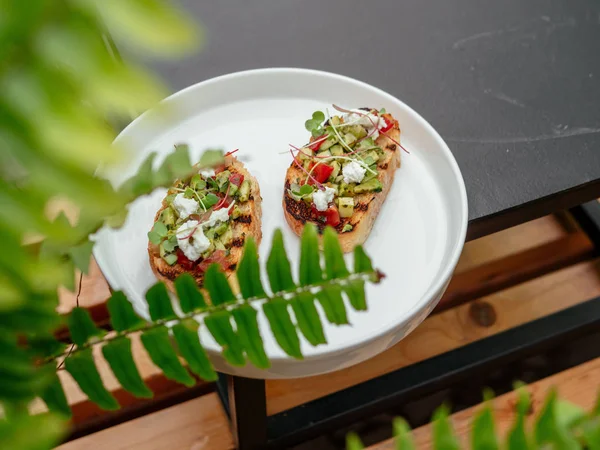 Délicieuse bruschetta avec une variété de garnitures . — Photo