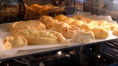 Fırında pişirilen çeşitli hamur işleri.