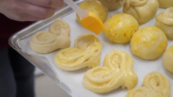 Der Koch Schmiert Gebäck Vor Dem Backen Ofen Mit Butter — Stockvideo
