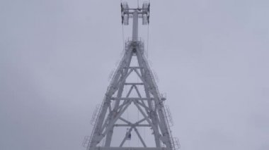 Cableway alt görünümü. Taksi bir ip üzerinde sürmek.