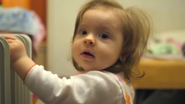 小さな女の子がおもちゃのハンマーで遊ぶ 子供部屋で — ストック動画
