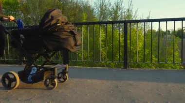 Siyah bir puset olan bir kız şehirde yürüyor, güneşli bir gün