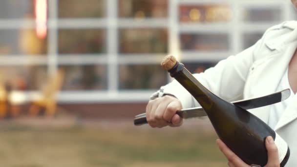 Manos Deshaciendo Cubierta Cuchillo Grande Para Abrir Las Botellas — Vídeos de Stock