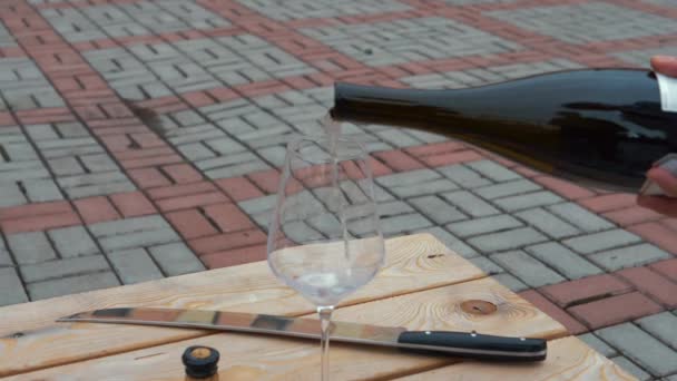 Vino Espumoso Vertido Botella Sin Cuello Sobre Mesa Hay Cuchillo — Vídeos de Stock