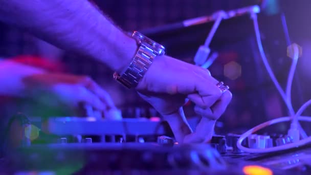 Las Manos Actuando Club Nocturno Una Fiesta Luces Neón Discoteca — Vídeo de stock