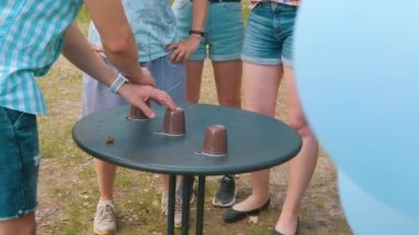 Bardak ile sokak sihirbaz. İnsanlar istediğin bardağı tahmin ediyorlar. Güneşli bir gün. Yeşil Park