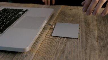 Eski bir değiştirmeden önce elinde yeni bir Touchpad tutan laptop tamirci. Tamir atölyesi