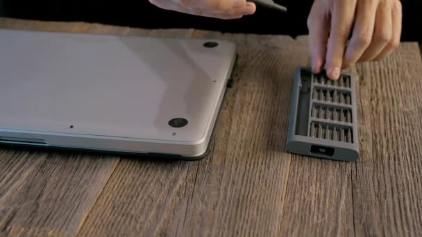 笔记本电脑修理工用螺丝刀 桌子上有一台笔记本电脑和一套螺丝刀 — 图库视频影像