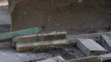 Bir traktör yeni asfalt döşemeden önce, bir konut binanın avlusında inşaat enkaz kaldırır. Güneşli yaz günü.