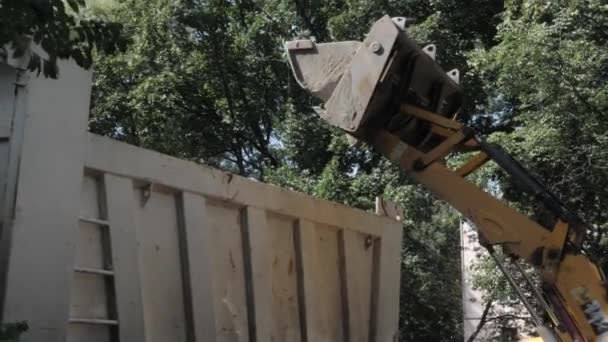 Bir Traktör Yeni Asfalt Döşemeden Önce Bir Konut Binanın Avlusında — Stok video