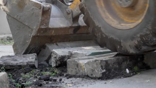 Tractor Elimina Los Escombros Construcción Patio Edificio Residencial Antes Colocar — Vídeo de stock