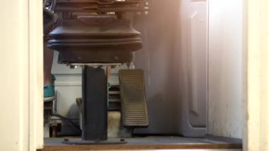 Tramvay sürücüsü arkadan görünümü. Ayaklar pedalları deprese eder. güneşli gün