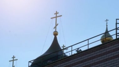 Kilisenin kubbeleri. Arabayla sürmek. Aşağıdan görüntüleyin. Sonbahar Günü