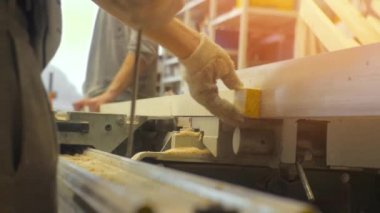 Marangozluk atölyesinde çalışan bir makineüzerinde testere panoları