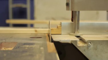 Marangozluk atölyesinde çalışan bir makineüzerinde testere panoları