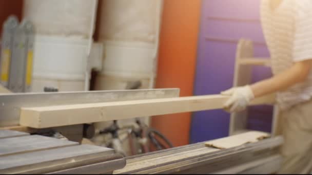 Travailleur Dans Atelier Menuiserie Planches Scier Sur Une Machine — Video