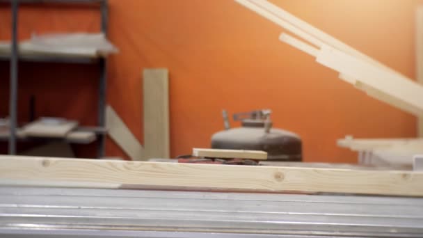 Trabajador Taller Carpintería Aserrado Tableros Una Máquina — Vídeos de Stock