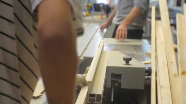 Werknemer Een Timmerwerk Workshop Zagen Planken Een Machine — Stockvideo