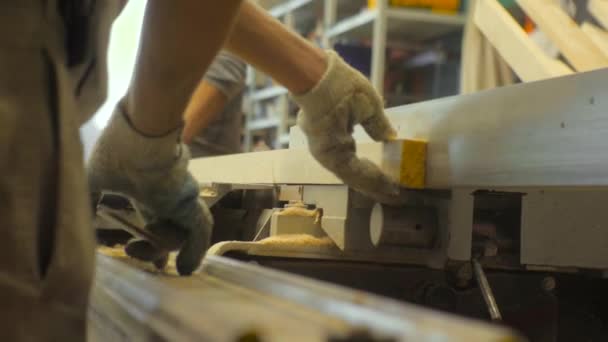 Arbeiter Einer Tischlerei Beim Sägen Von Brettern Einer Maschine — Stockvideo