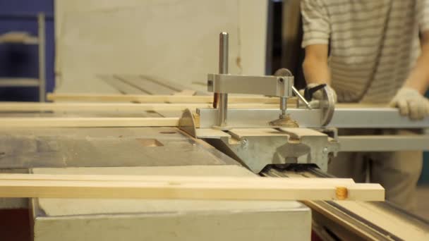 Werknemer Een Timmerwerk Workshop Zagen Planken Een Machine — Stockvideo