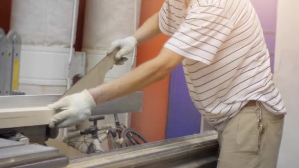 Trabajador Taller Carpintería Aserrado Tableros Una Máquina — Vídeo de stock