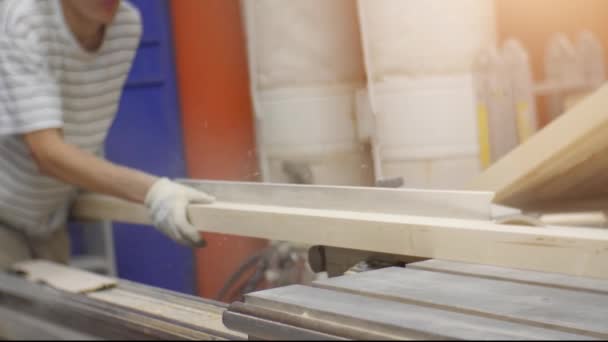 Arbeiter Einer Tischlerei Beim Sägen Von Brettern Einer Maschine — Stockvideo