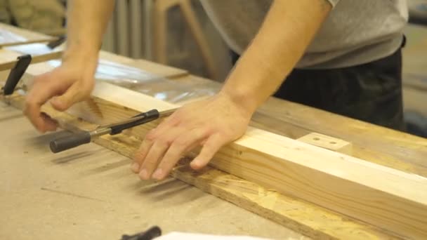 Artesano Taller Carpintería Sujeta Tablones Madera Con Abrazaderas Metálicas — Vídeos de Stock