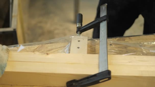 Een Ambachtsman Een Timmerwerk Workshop Klemmen Houten Planken Met Metalen — Stockvideo