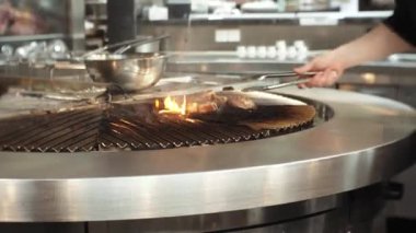 Şefler restoranda et pişirirler. Sulu Biftek