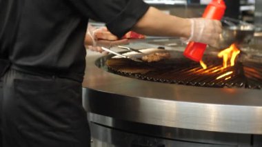 Şefler restoranda et pişirirler. Sulu Biftek