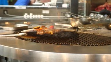 Şefler restoranda et pişirirler. Sulu Biftek