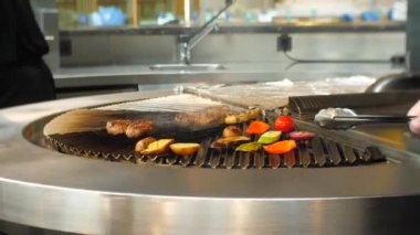 Şefler bir restoranda ızgara et için sebze kızartın. Sebzeli sulu dana eti biftek