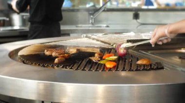 Şefler restoranda et pişirirler. Sulu Biftek