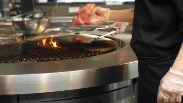Σεφ Ψήνον Κρέας Ένα Εστιατόριο Ζουμερό Μοσχάρι Φιλέτο — Αρχείο Βίντεο