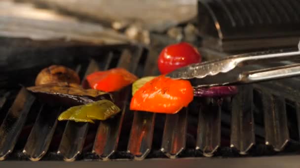 Bucătarii Prăjesc Legume Grătar Într Restaurant Friptură Suculentă Din Carne — Videoclip de stoc