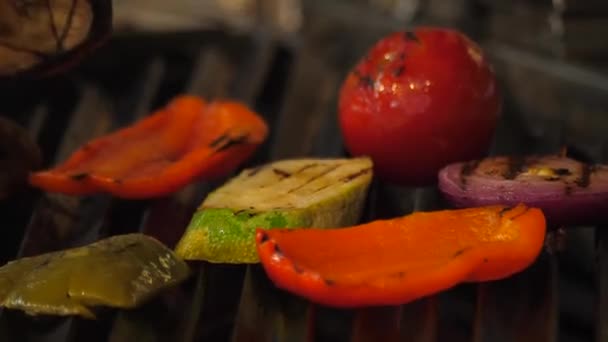 Повара Жарят Овощи Гриле Ресторане Сочный Говяжий Стейк Овощами — стоковое видео