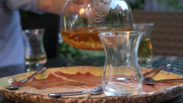 Homem Derrama Chá Quente Bule Vidro Uma Caneca Transparente Chá — Vídeo de Stock