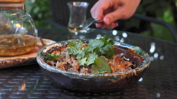 Cocinero Revuelve Una Cuchara Con Pilaf Plato Café Aire Libre — Vídeos de Stock