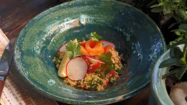 Lekker Eten Een Bord Een Houten Tafel Bulgur Met Zalm — Stockvideo