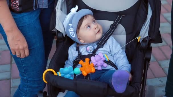 Bebek Arabasındaki Şapkalı Küçük Kız Yaz Günü — Stok video