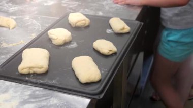 Un ekmeği hazırlamak için usta sınıf, taze hamur. Ekmek pişiriyorum.