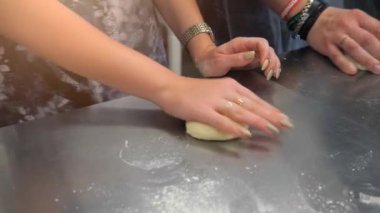 Un ekmeği hazırlamak için usta sınıf, taze hamur. Ekmek pişiriyorum.
