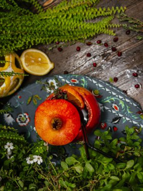 Nar içine alkol kokteyli döküldü. Nar cam olarak kullanılır..