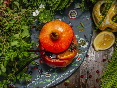 Nar içine alkol kokteyli döküldü. Nar cam olarak kullanılır..
