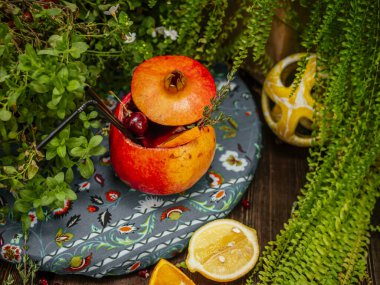 Nar içine alkol kokteyli döküldü. Nar cam olarak kullanılır..