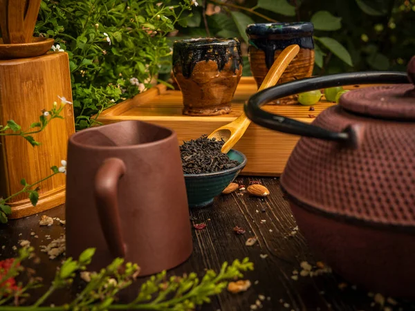 Подготовка чайной церемонии, чай в миске. Чашки ручной работы — стоковое фото