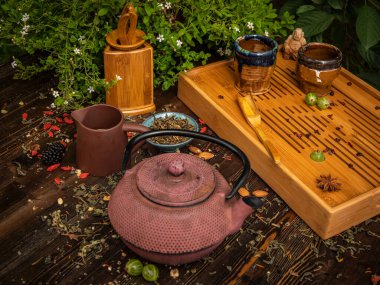 Çay seremonisi hazırlığı, kasede çay. El yapımı bardaklar