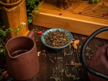 Çay seremonisi hazırlığı, kasede çay. El yapımı bardaklar