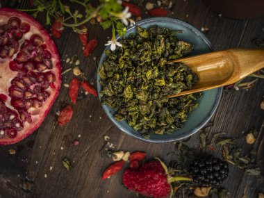 Çay seremonisi hazırlığı, kasede çay. El yapımı bardaklar